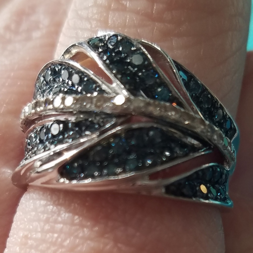 10K WHITE GOLD BLUE DIAMOND RING